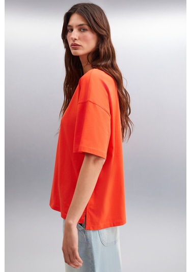 Jemmy Kadın %100 Organik Pamuk Relaxed Fit Yırtmaçlı Yuvarlak Yakalı Kırmızı T-shirt