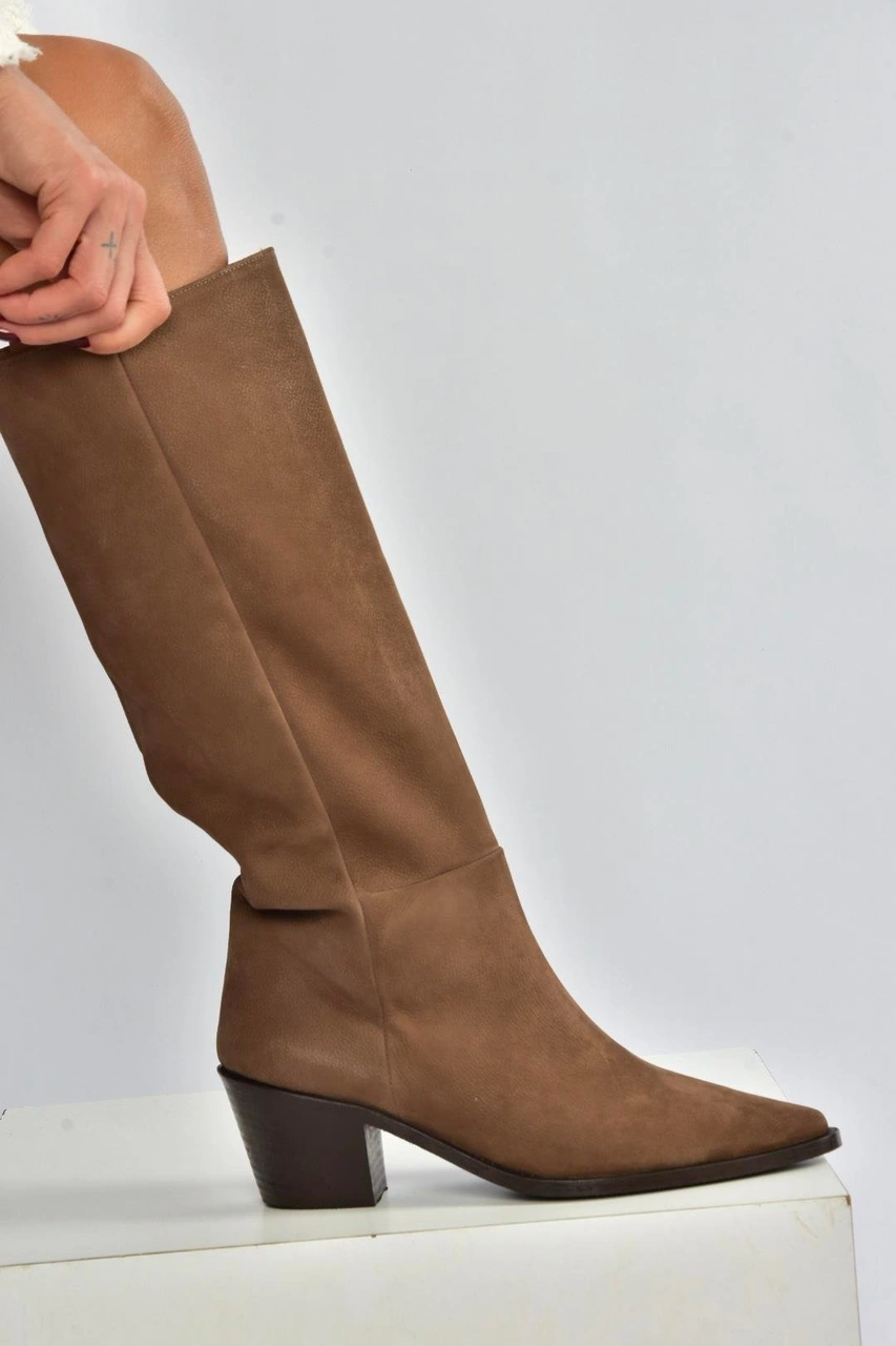 V654082101 Kahverengi Hakiki Deri Nubuk Kalın Topuklu Kadın Çizme Kahverengi-nubuk
