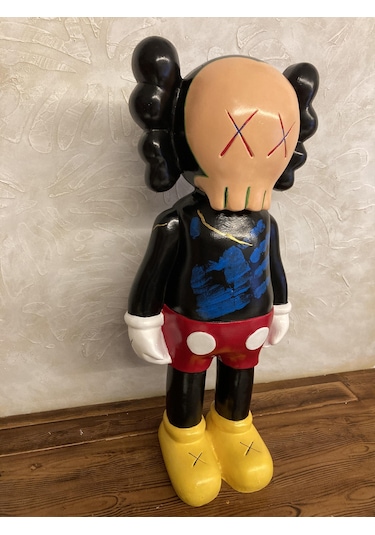 Kaws Büyük Ayakta
