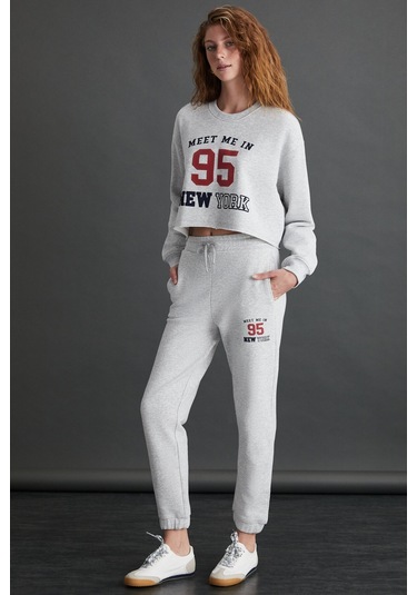 Gloryy Kadın Comfort Fit Baskı Detaylı Lastikli Paça Organik Pamuklu Grimelanj Eşofman Takımı