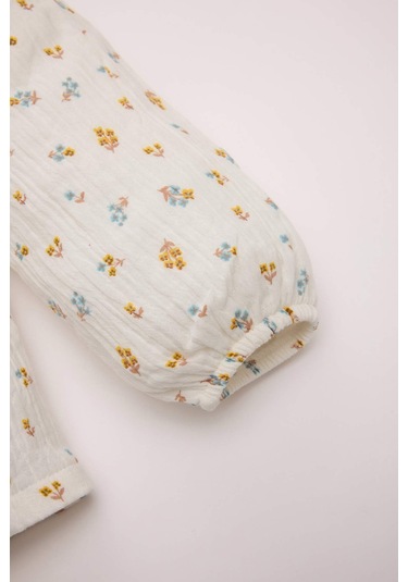 DeFacto Kız Bebek Müslin Çiçek Desenli Fırfırlı Yaka Uzun Kollu Gömlek D8764A524WNER105 Ekru DeFacto Kız Bebek Müslin Çiçek Desenli Fırfırlı Yaka Uzun Kollu Gömlek D8764A524WNER105 Ekru