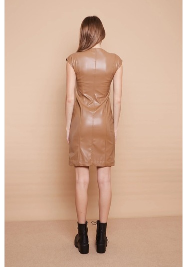 Ekolojik Suni Deri V Yaka Düşük Omuzlu Önü Fermuarlı Elbise -koyu Bej K.bej