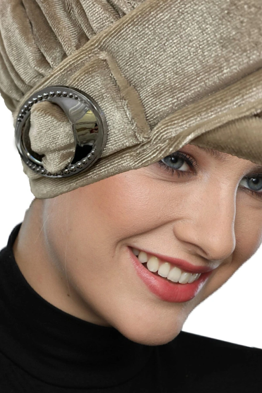 Kadife Şapka Toka Detaylı Bej Hazır Türban Tesettür Bone Bej