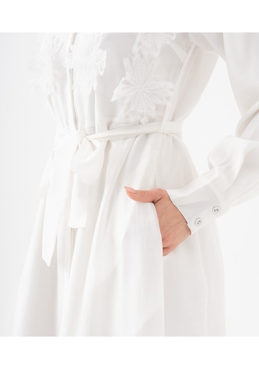 3d Çiçek Aplikeli Kuşaklı Gömlek Elbise Ekru