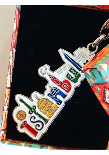 Moncuk Design Beyaz Zemin Üzerine Renkli İstanbul Yazan Metal Anahtarlık