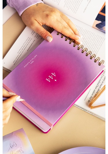 2026 Dikey Haftalık Ajanda Yatay A5 Formda Spiralli Sert Kapak Haftalık Ajanda 21x15 Cm Aura Aura