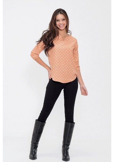 Kadın Pudra Yakası Yırtmaçlı Krep Bluz Truvakar Kol Puantiyeli Ve Giy Çık - Tesettüre Uygun Pudra