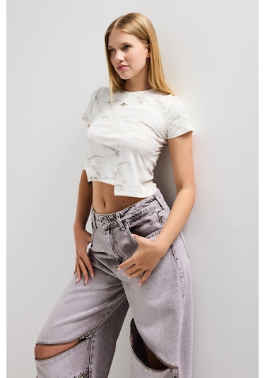 Itsbasic Kadın Beyaz W5 Aksesuar Detaylı Asimetrik Kesim Crop Top
