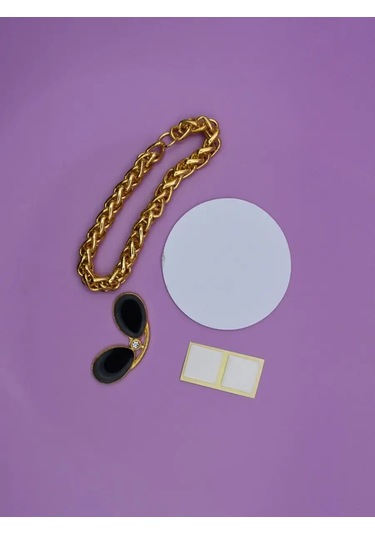 Market Alls Aracın İçinde Kasklı Ve Gözlükleri Olan Ördek 153251514