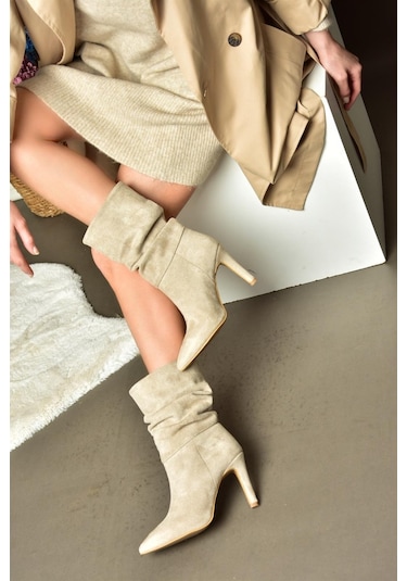 Fox Shoes R404020302 Bej Süet İnce Topuklu Büzgülü Kadın Bot Bej