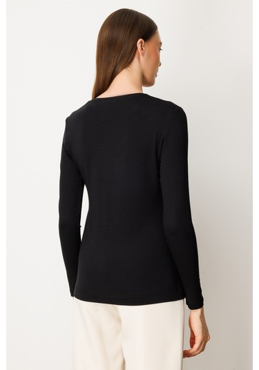 On Kadın Metal Aksesuarlı Sıfır Yaka Basic Bluz 61303 Siyah Siyah