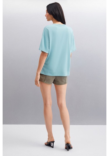 Jemmy Kadın %100 Organik Pamuk Relaxed Fit Yırtmaçlı Yuvarlak Yakalı Yeşil T-shirt