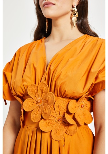 Kadın Bel Detaylı Kısa Kollu Elbise Çiçek Aplikeli, Büzgü Ve Bağcık Detaylı, %100 Pamuk Caramel