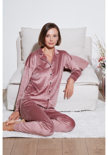 Lela Regular Fit Parlak Kadife Ribanalı Bayan Pijama Takımı 6097110 Pudra Lela Regular Fit Parlak Kadife Ribanalı Bayan Pijama Takımı 6097110 Pudra