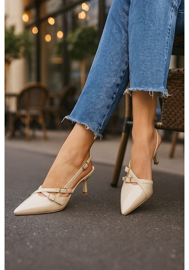 Günlük Kadın Sivri Burun Ayarlanabilir Kemer Detaylı Arkası Açık Klasik İnce Topuk Ayakkabı 922-64 Krem