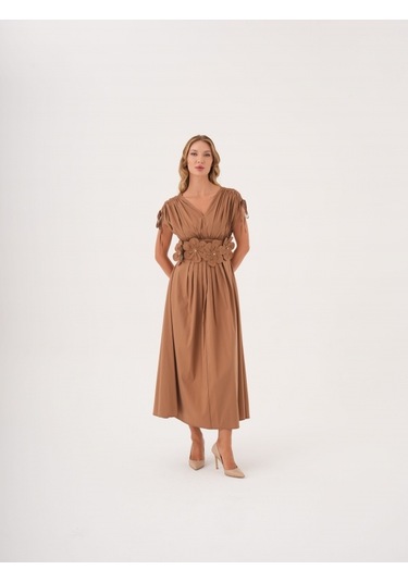 Kadın Bel Detaylı Kısa Kollu Elbise Çiçek Aplikeli, Büzgü Ve Bağcık Detaylı, %100 Pamuk Camel