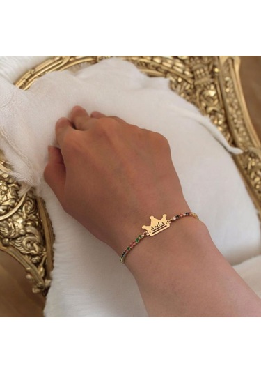 Seda İsmine Özel Renkli Taş Desenli Taç Motifli 14 Ayar Altın Plakalı Hediye Bileklik-489isim Seda