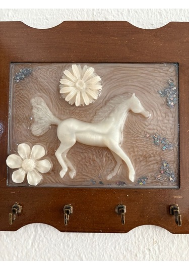 Pelince - İnci Beyazı At Figürlü - Epoksi Ahşap Anahtar Askılığı Tek Ürün - Ebat : 24 X 29 Cm Ahşap
