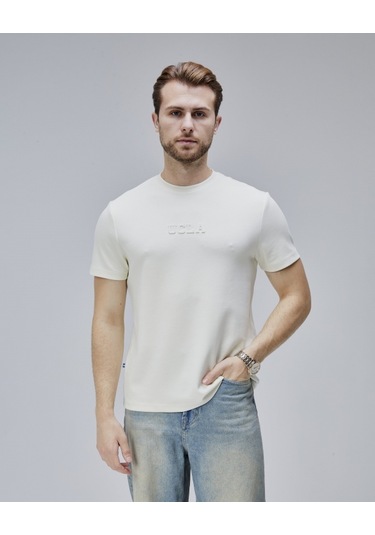 Canary Kemik Rengi Bisiklet Yaka Gofre Baskılı Modal Kumaş Standard Fit Erkek Tshirt Kemik Rengi