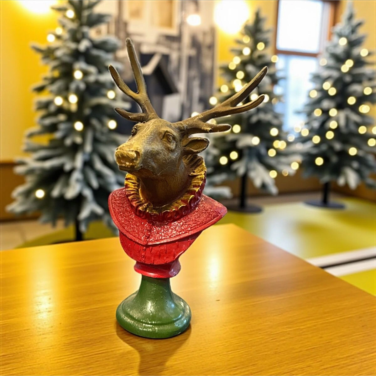 Dekoratif Polyester Tekli Geyik Başı Biblo Kırmızı Yeşil