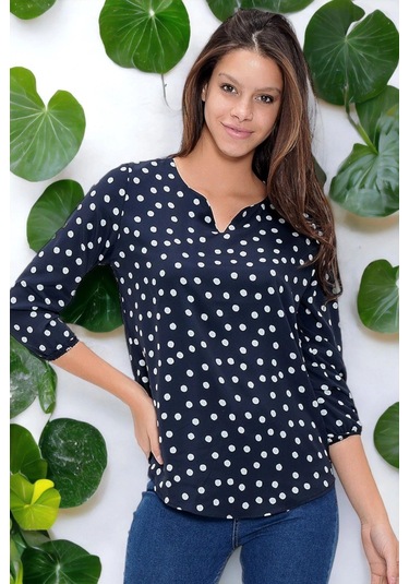 Kadın Lacivert Yakası Yırtmaçlı Krep Bluz Truvakar Kol Puantiyeli Ve Giy Çık - Tesettüre Uygun Lacivert Kadın Lacivert Yakası Yırtmaçlı Krep Bluz Truvakar Kol Puantiyeli Ve Giy Çık - Tesettüre Uygun Lacivert