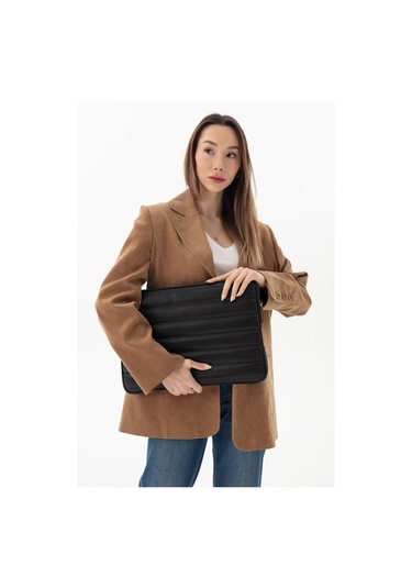 Kapitone Laptop Kılıfı 15.6 & 16 İnç Düz Siyah