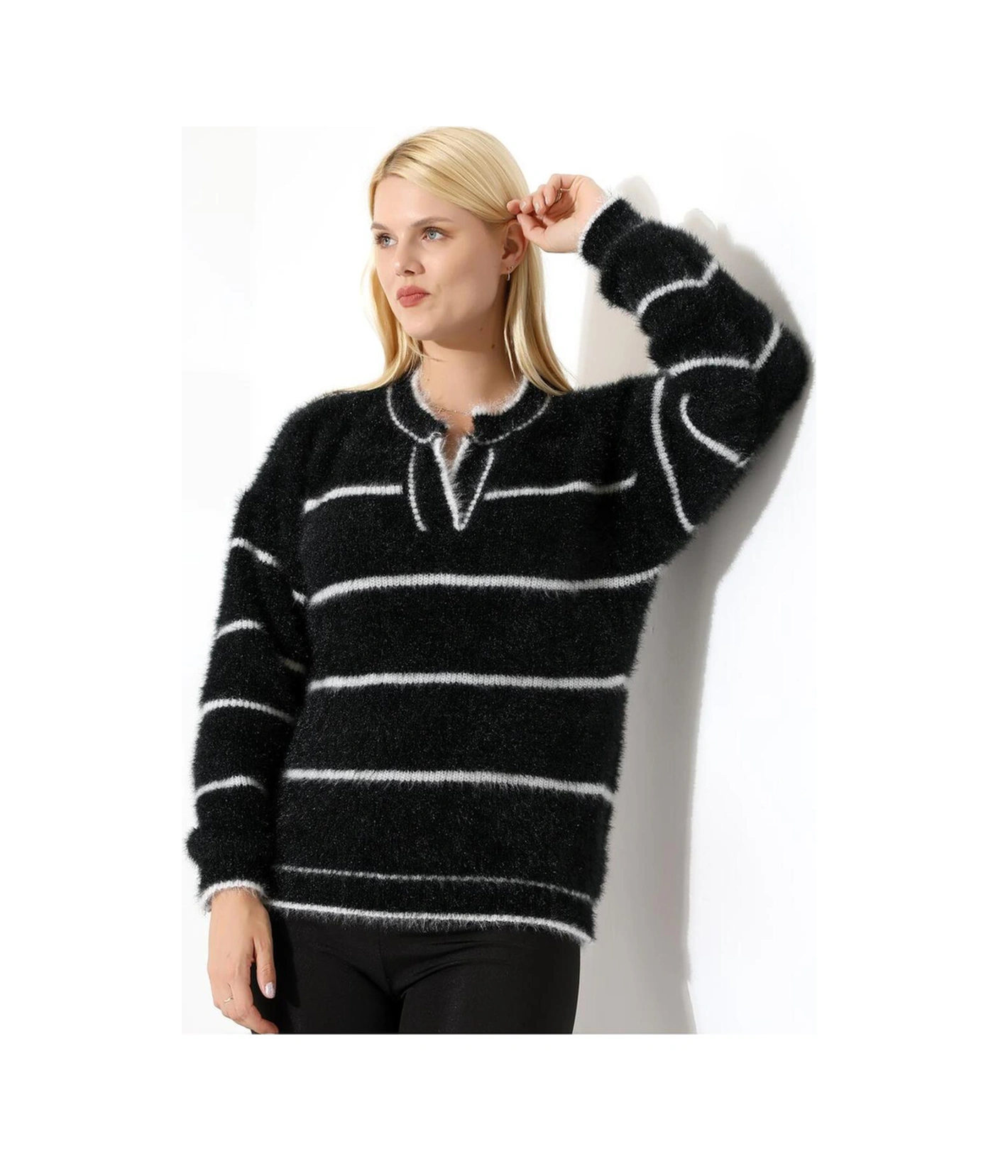 Yaka V Kesimli Tüylü Çizgili Triko Kazak Siyah