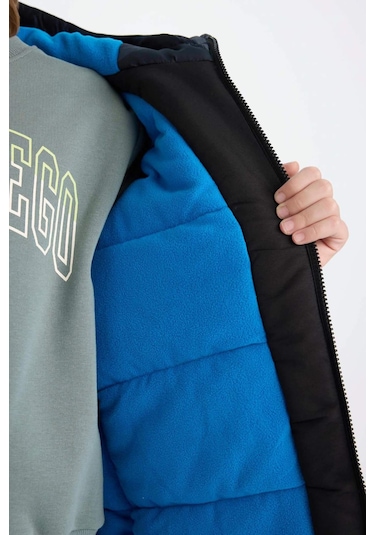 DeFacto Erkek Çocuk Su İtici Kapüşonlu Fermuarlı Cepli Polar Astarlı Mont C9043A824WNBK27