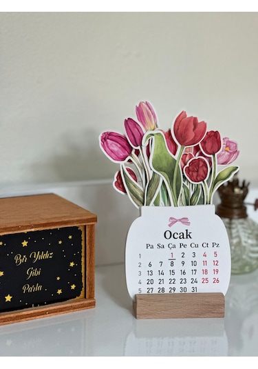 2026 Ahşap Ayaklı Çiçekli Mini Özel Tasarım, Masaüstü Takvim, Lale Çiçek Buketi - Yeni Yıl 2026