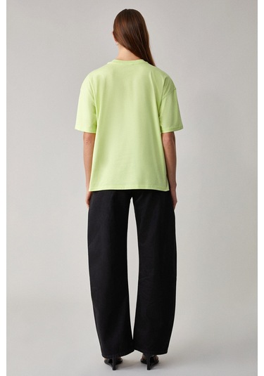 Jemmy Kadın %100 Organik Pamuk Relaxed Fit Yırtmaçlı Yuvarlak Yakalı Neon Yeşil T-Shirt