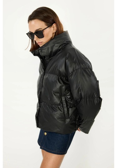 İçi Astarlı Su Ve Rüzgar Geçirmez Cepli Dik Yaka Kadın Mont Parlak Siyah