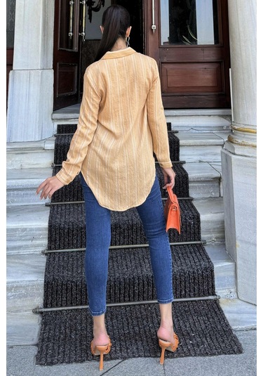 Kadın Karamel Çizgili Desenli, Uzun Kollu, Rahat Kesim, Dokulu Kumaş Gömlek Karamel