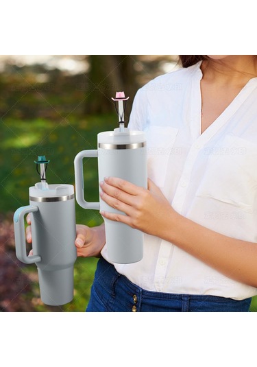 Neevoyu Stanley Bardak Uyumlu 30-40 Oz Silikon Pipet Kapağı - Köylü Şapka Desenli, Yeniden Kullanılabilir, Çocuk Dost, Beyaz Tek Adet