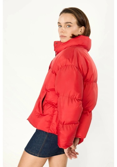 İçi Astarlı Su Ve Rüzgar Geçirmez Cepli Dik Yaka Kadın Mont Kırmızı