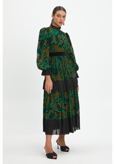 Desenli Ve Piliseli Elbise - Fırfır Detaylı, Şifon Ve Kemer Tasarımıyla Zamansız Şıklık Yeşil