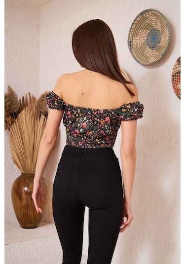 Darlin Moda Siyah Çiçek Desenli Gipe Detaylı Crop Bluz Dm7000