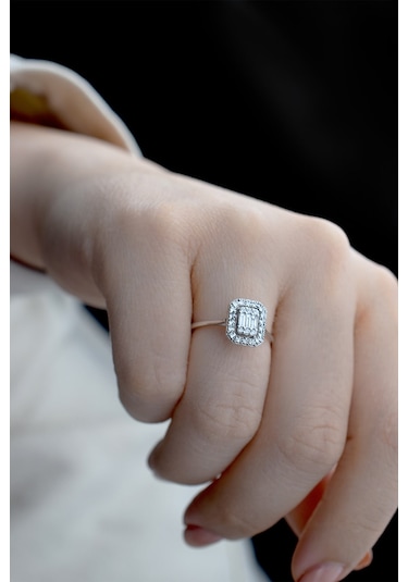 0.15 Ct. Modern Tasarım Baget Kare Tektaş Yüzük