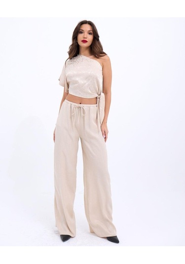 Parlak Desenli Yanar Döner İpekli Kumaş Tek Omuz Bağlamalı Bel Bluz Pantolon Takım Krem Krem