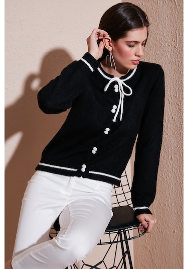 Lela Premium Fitted Fit Bağlamalı Yaka Düğmeli Triko Bayan Hırka 680Hi002408 Siyah Lela Premium Fitted Fit Bağlamalı Yaka Düğmeli Triko Bayan Hırka 680Hi002408 Siyah