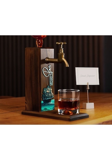 Bk Gift Kişiye Özel Kabartma İsimli Manzara Tasarımlı Musluklu Ahşap Viski Standı-27 Viski Çeşmesi, Doğum Günü Hediyesi, İçki Dispenseri Kobitmeyen137
