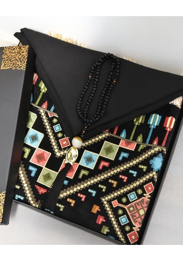 Çeyizlik Hediyelik Seccade Eşarp Tesbih Set Kilim Desenli Kadife Astarlı Seccade, Eşarp, Kristal Tesbih Özel Kutulu Lüks Hediye Seti Siyah