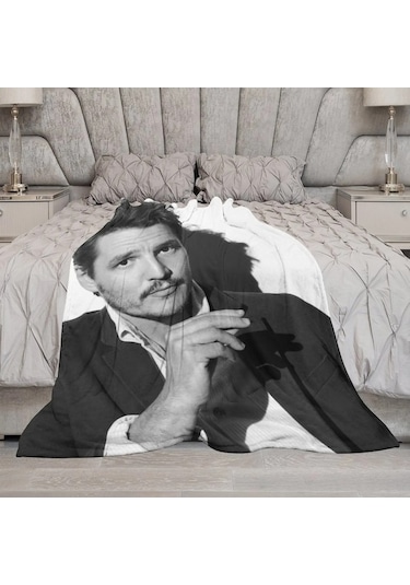 Flybuy 3d Baskılı Pedro Pascal Yumuşak Flanel Battaniye Xxs, Aile Ve Seyahat İçin Mükemmel Beyaz