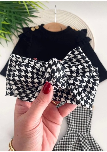 İspanyol Paça Kazayağı Desenli Kız Bebek Takım Ve Bandanası %100 Pamuk Ribana Omuz Fırfırlı Siyah - Beyaz İspanyol Paça Kazayağı Desenli Kız Bebek Takım Ve Bandanası %100 Pamuk Ribana Omuz Fırfırlı Siyah - Beyaz