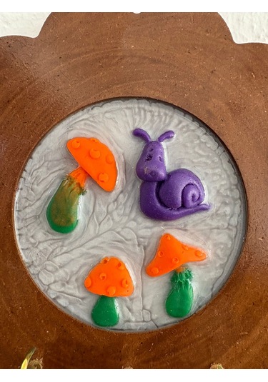 Pelince - Mor Salyangoz Ve Mantar Figürlü - Epoksi Ahşap Anahtar Askılığı Tek Ürün - Çap: 18 Cm Ahşap