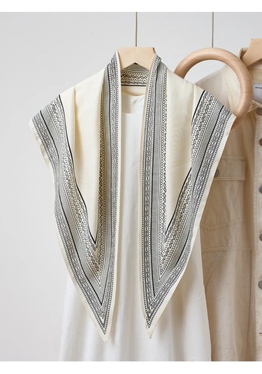 Buddha Bear Sonbahara Özel İpek Baş Ve Boyun Şalı 446074807 Beyaz