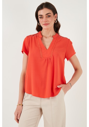 Lela Güpür Detaylı % 100 Pamuk Regular Fit V Yaka Bayan Bluz 611Bz0286 Nar Çiçeği Lela Güpür Detaylı % 100 Pamuk Regular Fit V Yaka Bayan Bluz 611Bz0286 Nar Çiçeği
