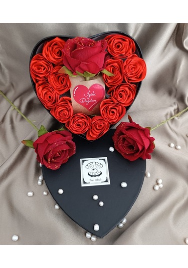 İnci Mode İyiki Doğdun 12+1 Çiçekli Kalpli Kutu Hediyelik Çiçek Kutusu Siyah