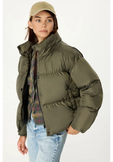 İçi Astarlı Su Ve Rüzgar Geçirmez Cepli Dik Yaka Kadın Mont Haki