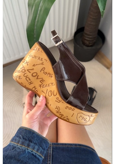 Preshley Kadın Forge Kahve Ruga 10 Cm Dolgulu Yazılı Mantar Taban Ayakkabı & Sandalet Kahverengi Preshley Kadın Forge Kahve Ruga 10 Cm Dolgulu Yazılı Mantar Taban Ayakkabı & Sandalet Kahverengi