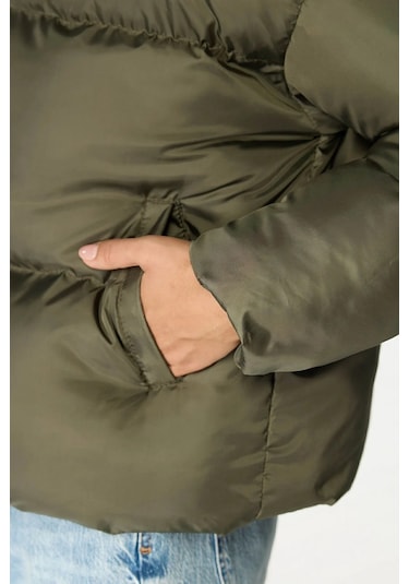 İçi Astarlı Su Ve Rüzgar Geçirmez Cepli Dik Yaka Kadın Mont Haki